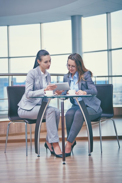 Smart businesswomen working with a tablet  Photo |  Download