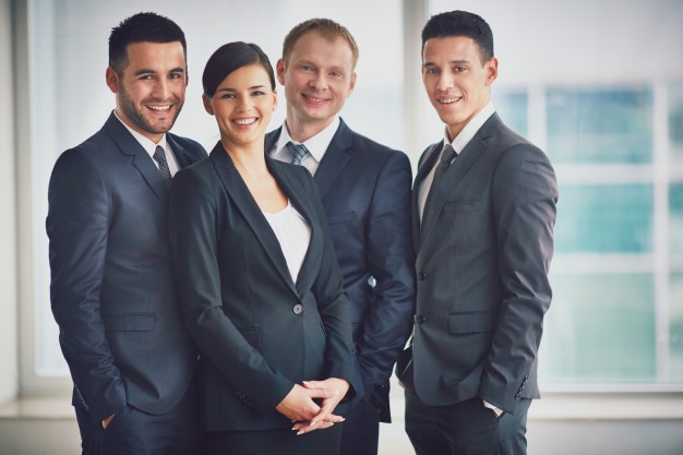 Well-dressed businesspeople in the office  Photo |  Download