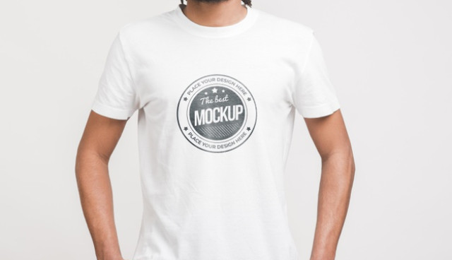 Man wearing t-shirt mockup |  PSD File