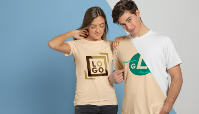 Front view of couple posing in t-shirts |  PSD File
